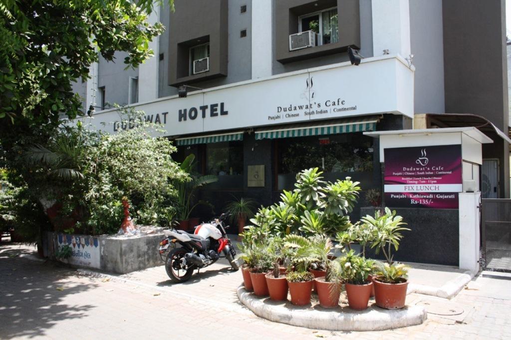 Hotel Dudawat Ахмедабад Экстерьер фото