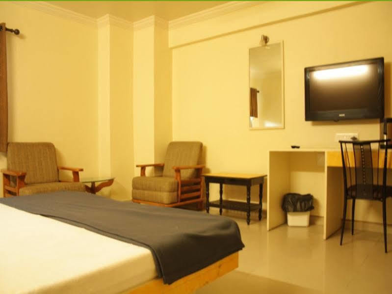 Hotel Dudawat Ахмедабад Экстерьер фото