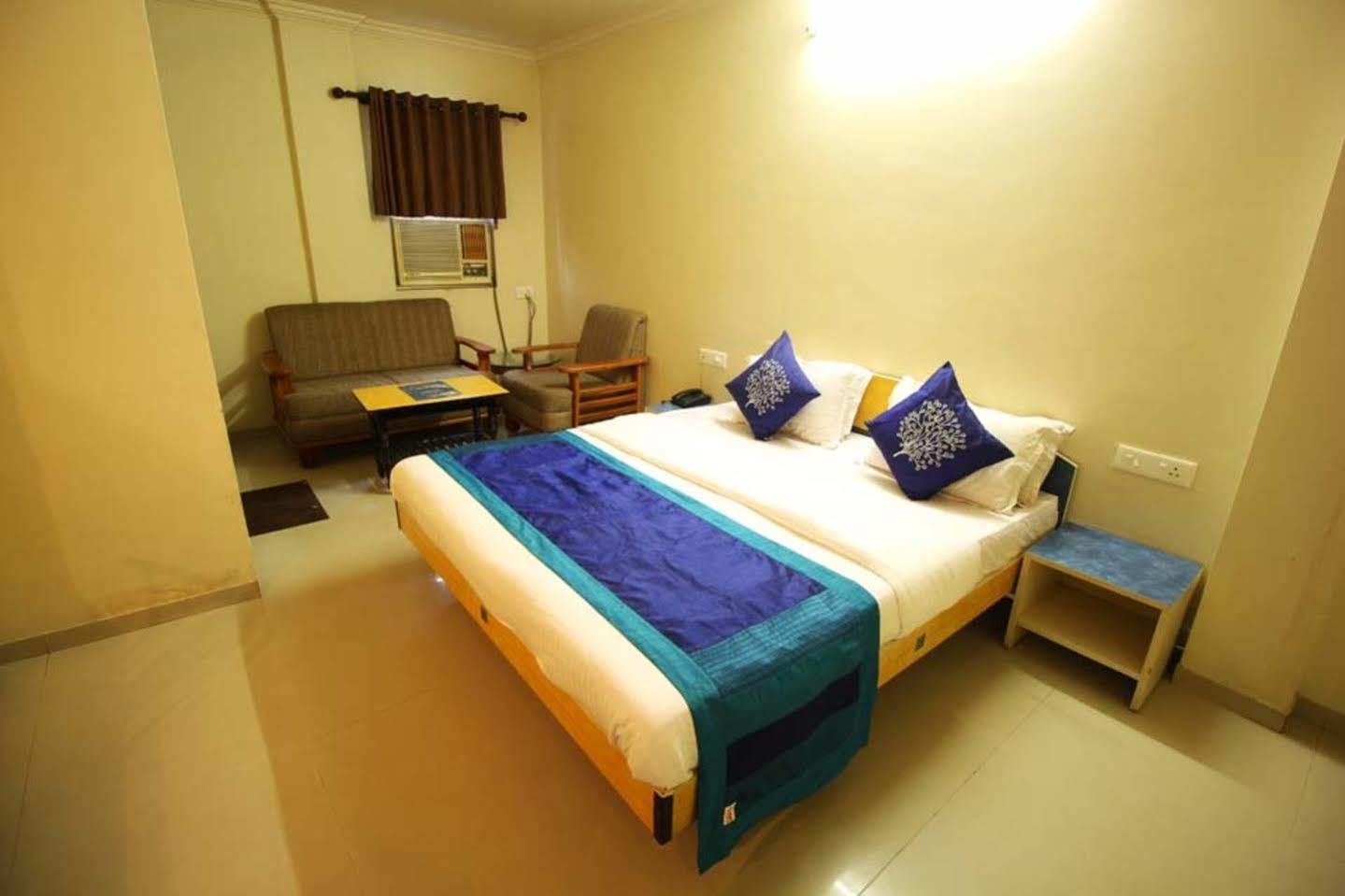 Hotel Dudawat Ахмедабад Экстерьер фото